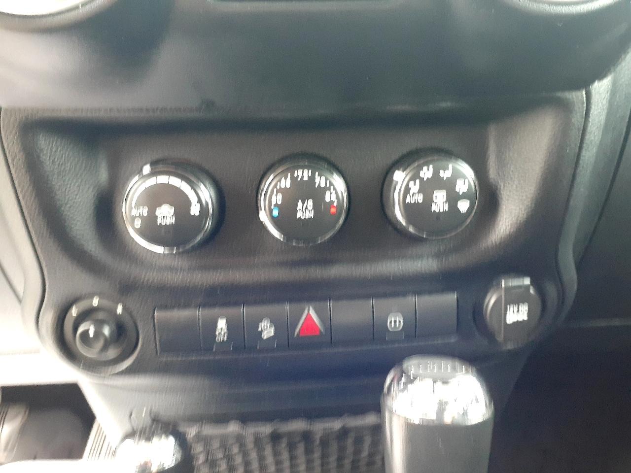 Jeep Wrangler Unlimited 4WD 4dr Sahara 2012
