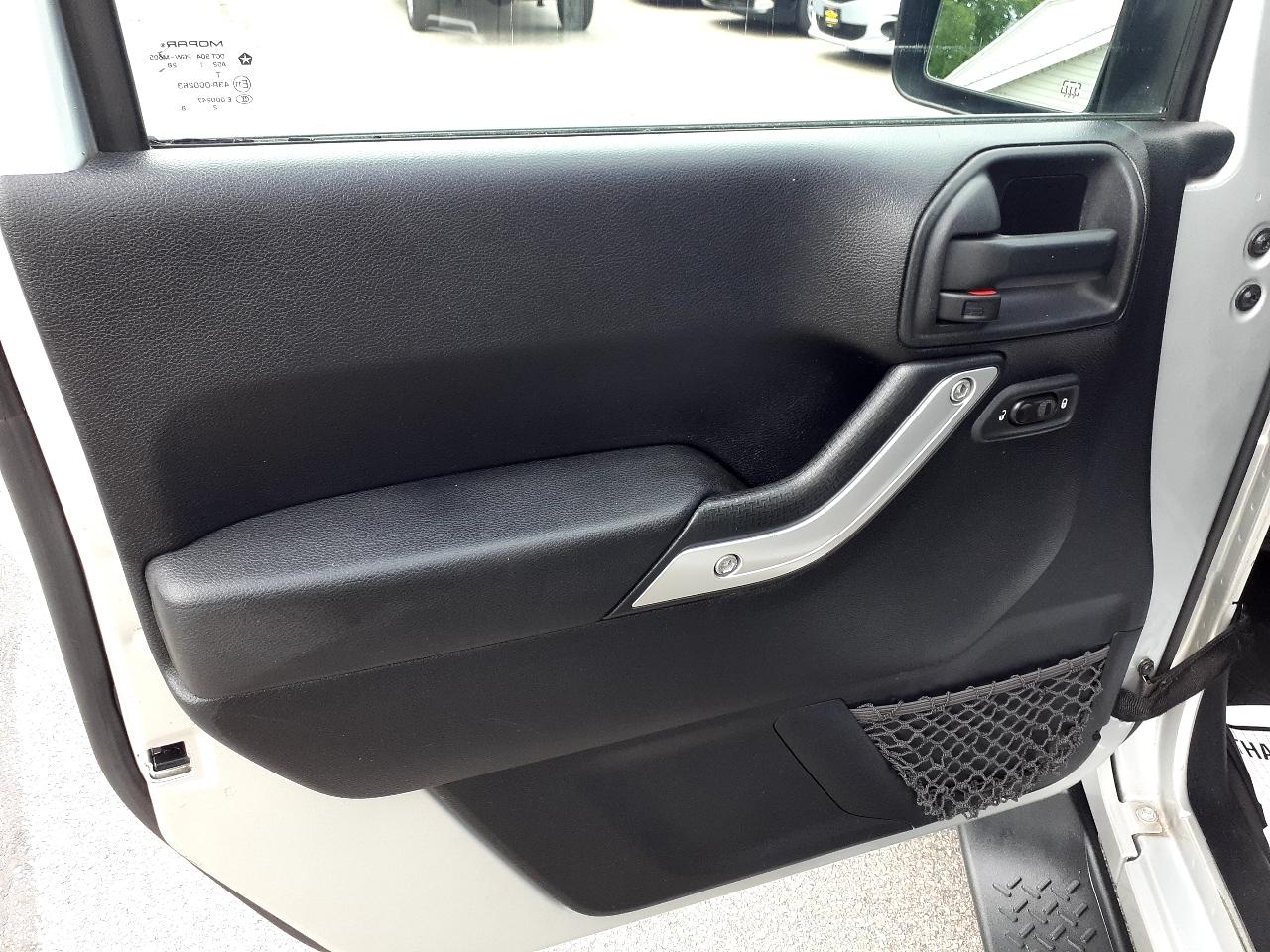 Jeep Wrangler Unlimited 4WD 4dr Sahara 2012