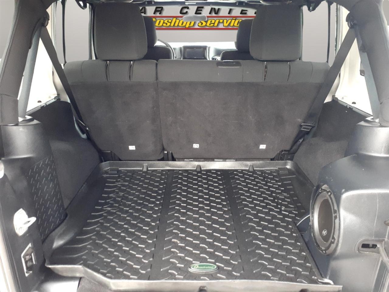 Jeep Wrangler Unlimited 4WD 4dr Sahara 2012