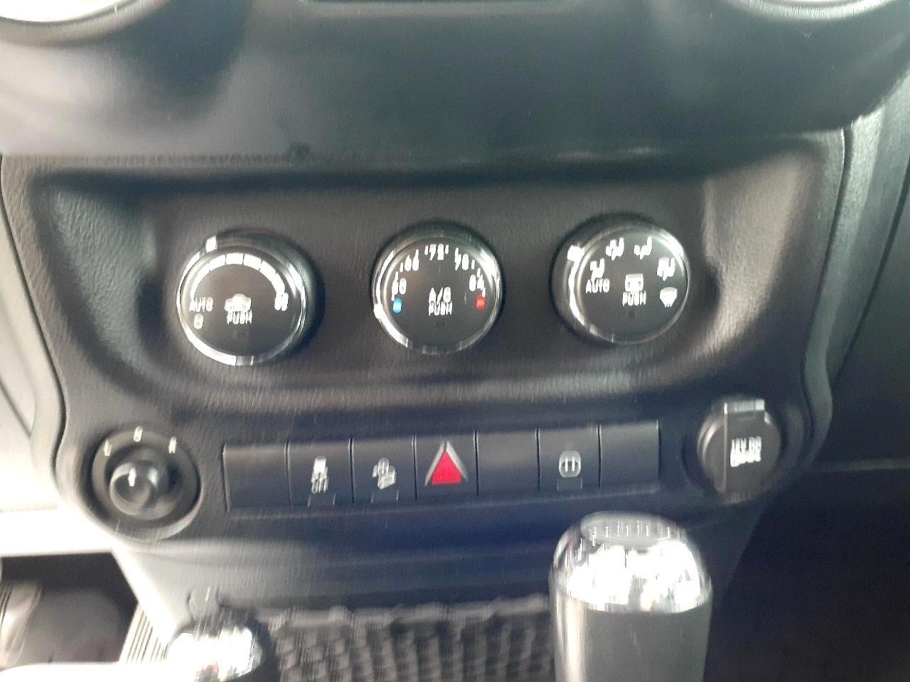 Jeep Wrangler Unlimited 4WD 4dr Sahara 2012