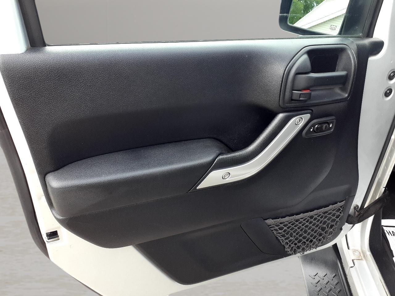 Jeep Wrangler Unlimited 4WD 4dr Sahara 2012