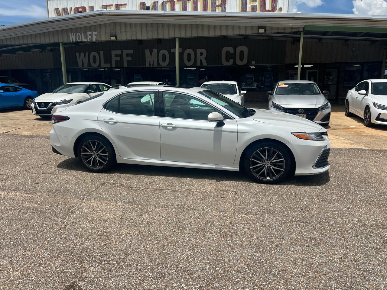 Toyota Camry Hybrid XLE CVT (Natl) 2022