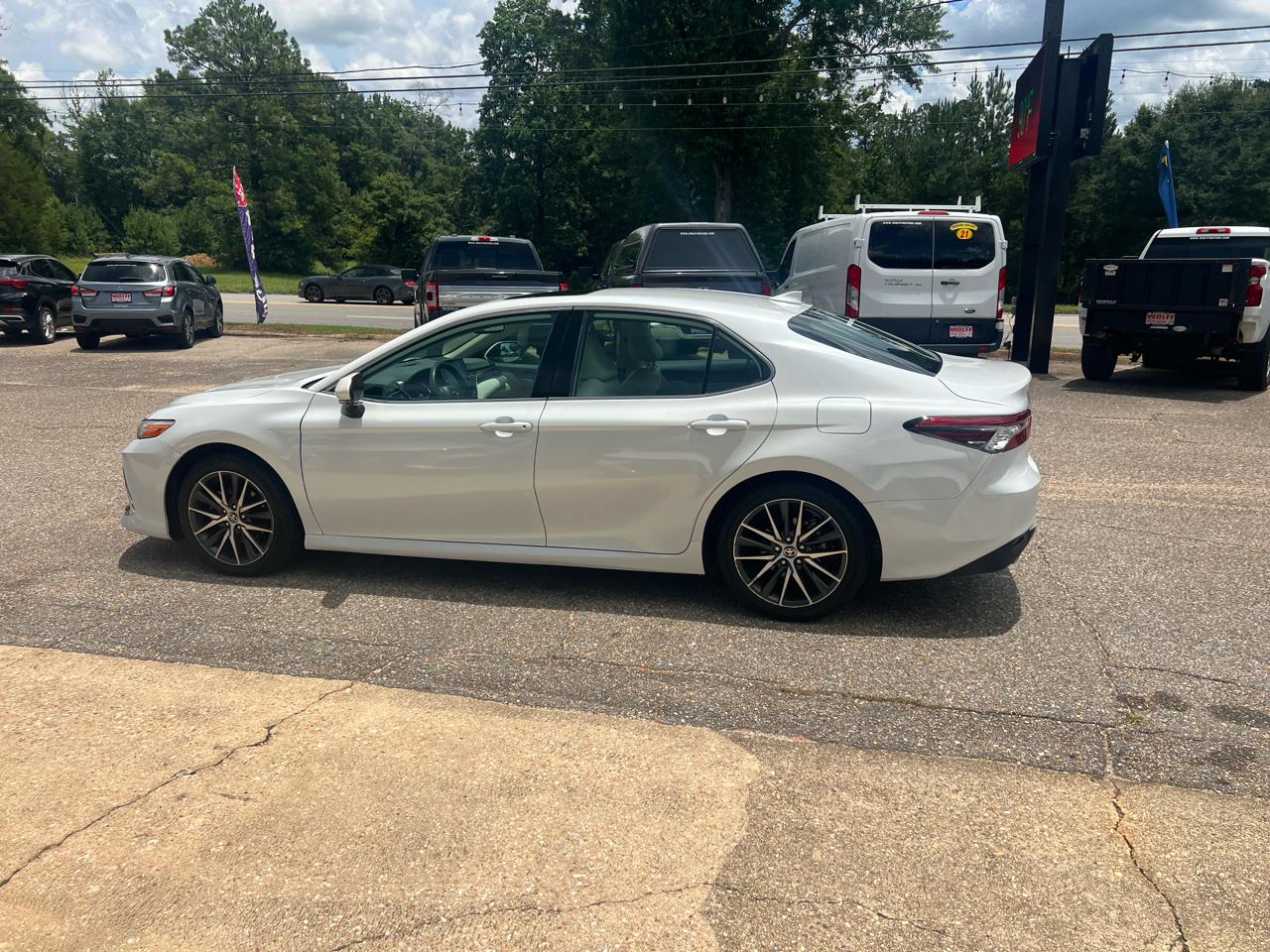 Toyota Camry Hybrid XLE CVT (Natl) 2022