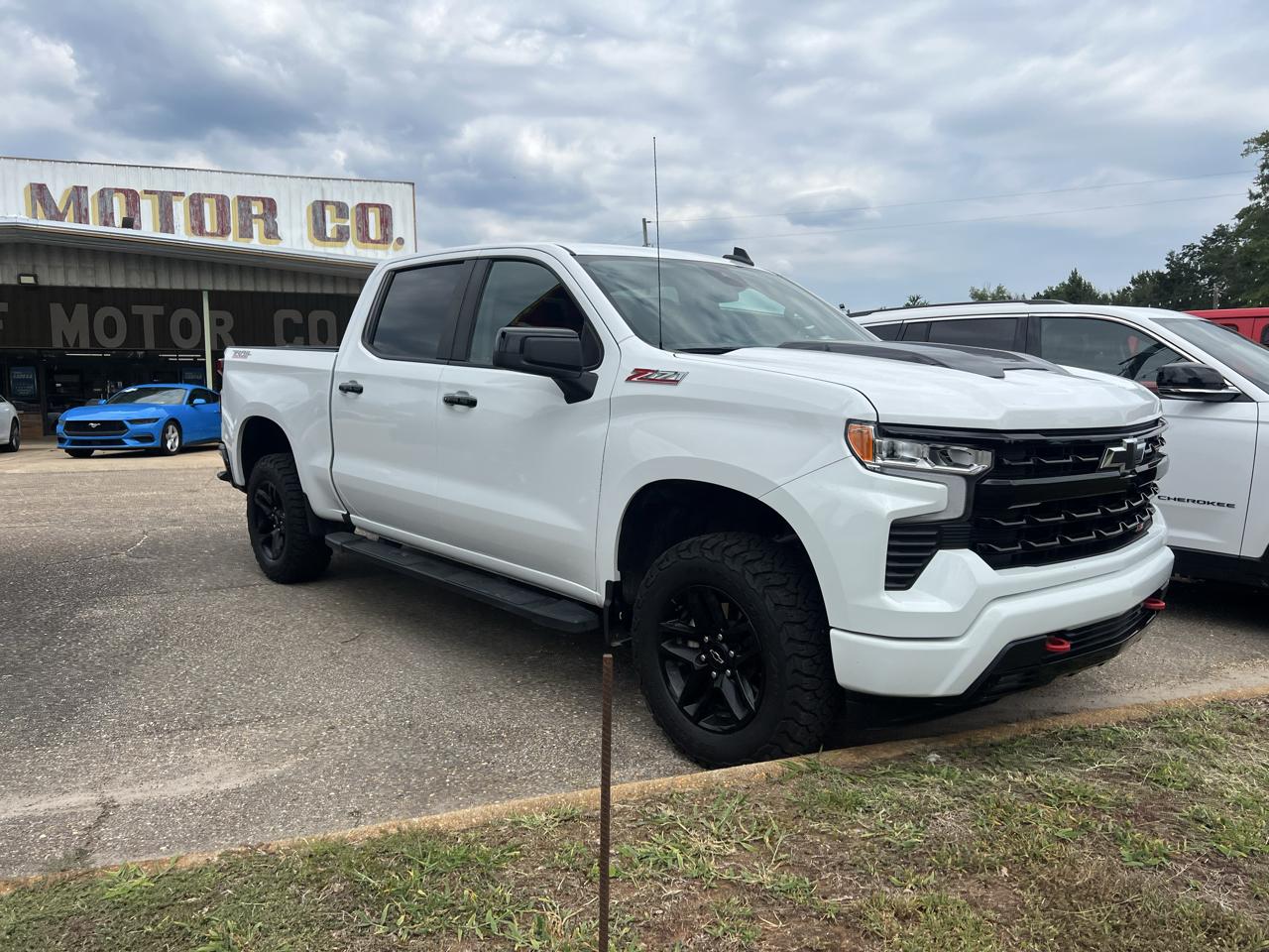 Chevrolet Silverado 1500 4WD Crew Cab 147" LT Trail Boss 2024