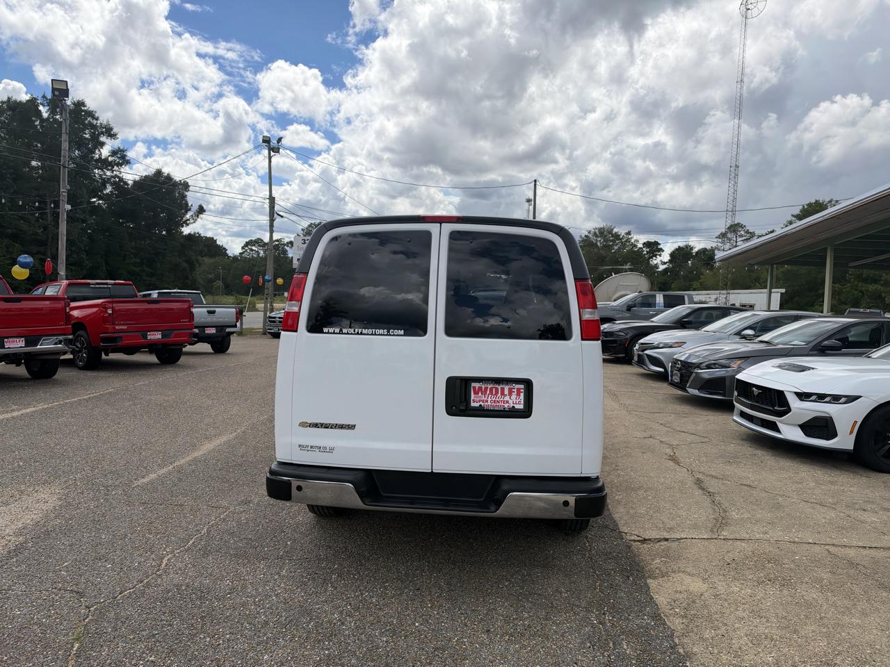 Chevrolet Express Passenger RWD 3500 155" LT 2025