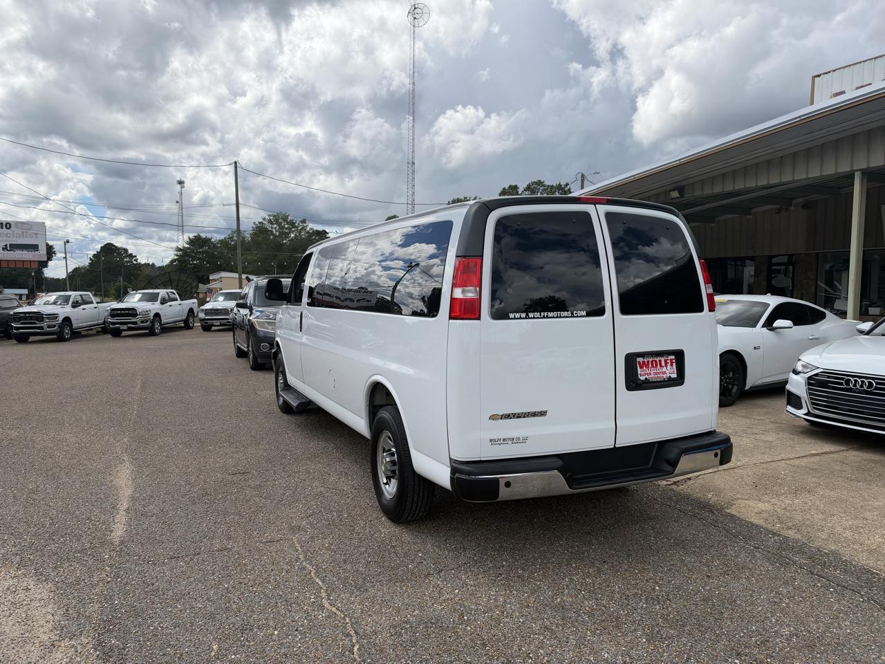 Chevrolet Express Passenger RWD 3500 155" LT 2025