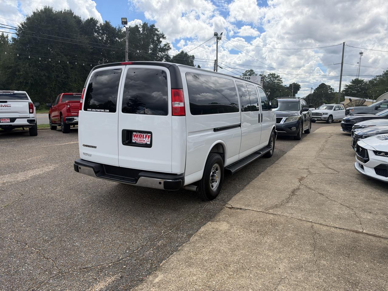 Chevrolet Express Passenger RWD 3500 155" LT 2025