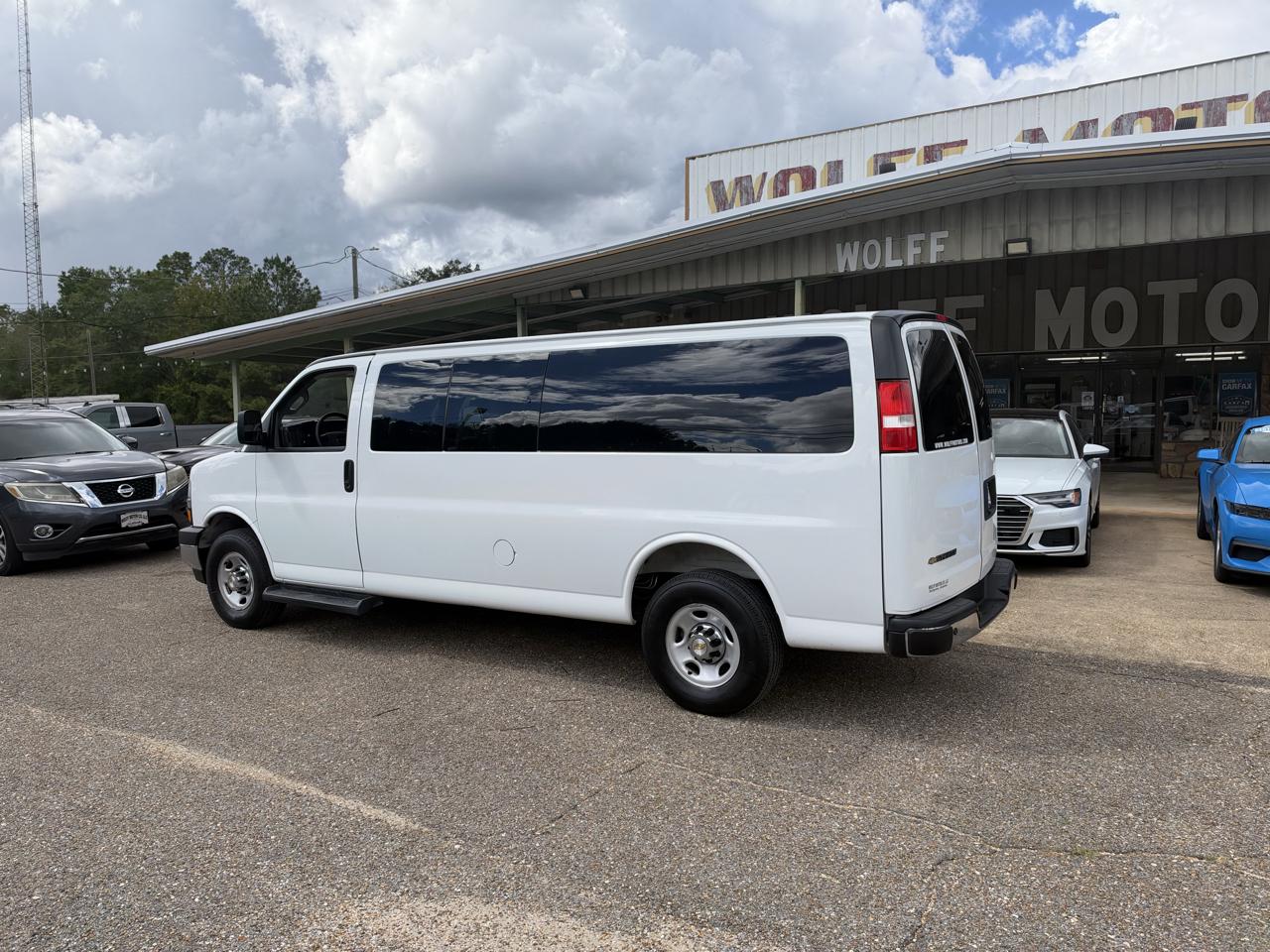 Chevrolet Express Passenger RWD 3500 155" LT 2025