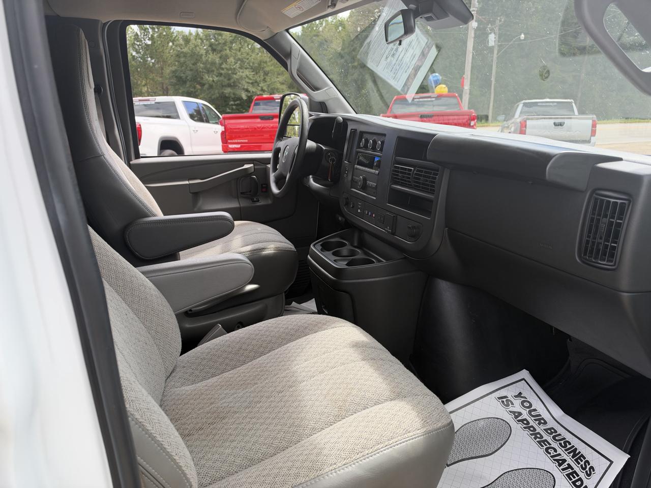 Chevrolet Express Passenger RWD 3500 155" LT 2025