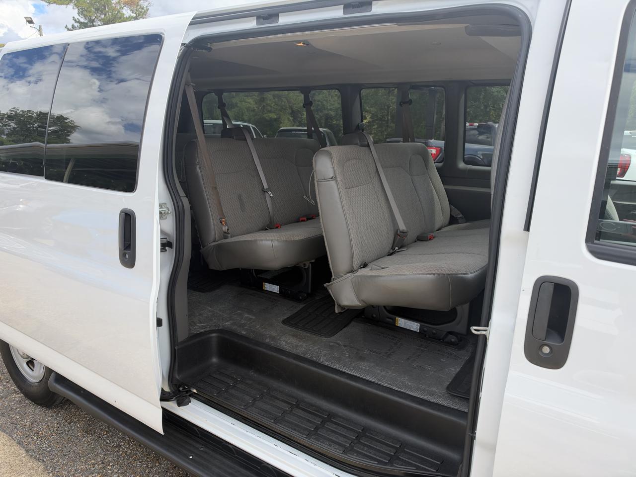 Chevrolet Express Passenger RWD 3500 155" LT 2025