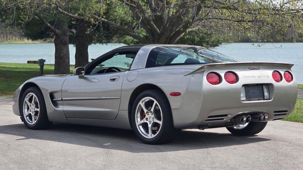Chevrolet Corvette  2001