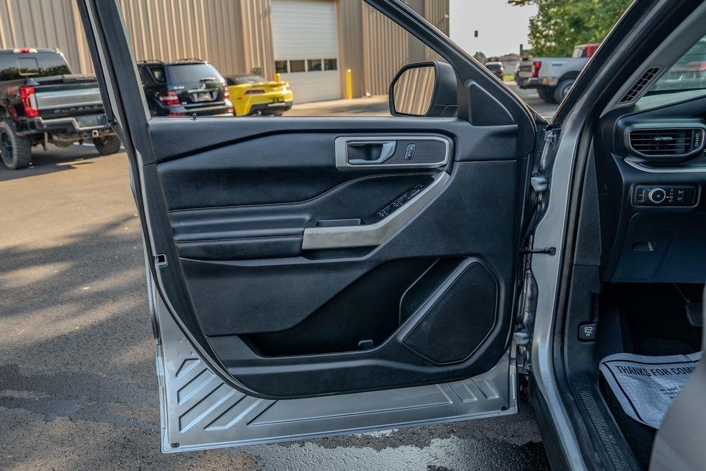 Ford Explorer photo 11