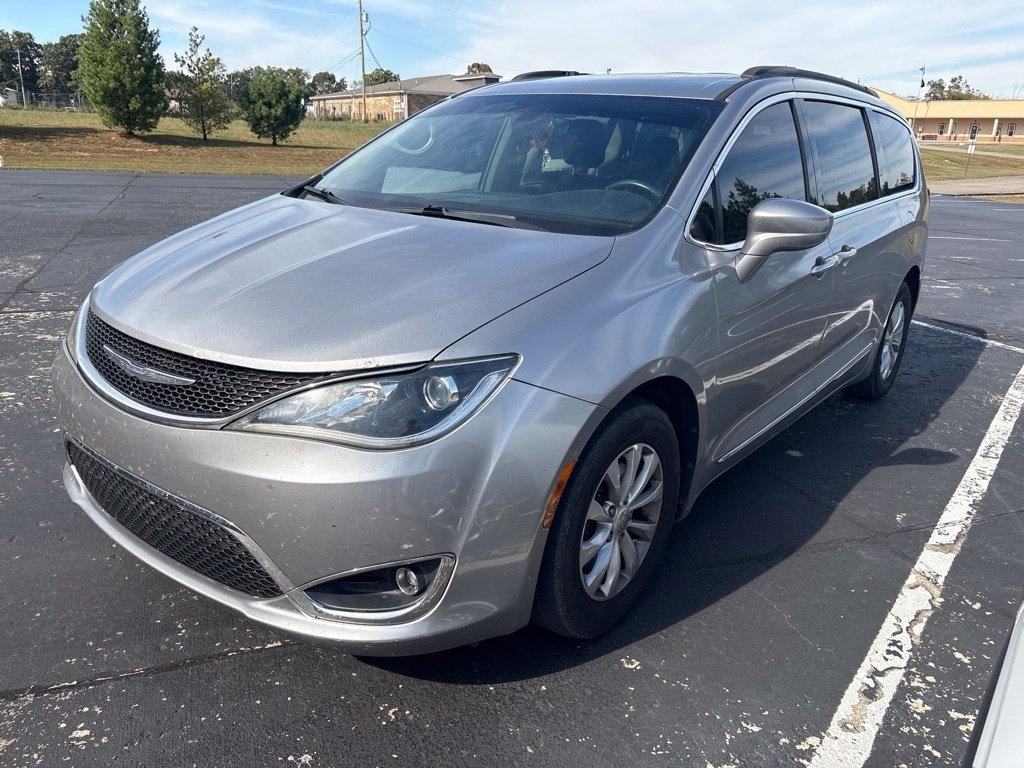 Chrysler Pacifica photo 2