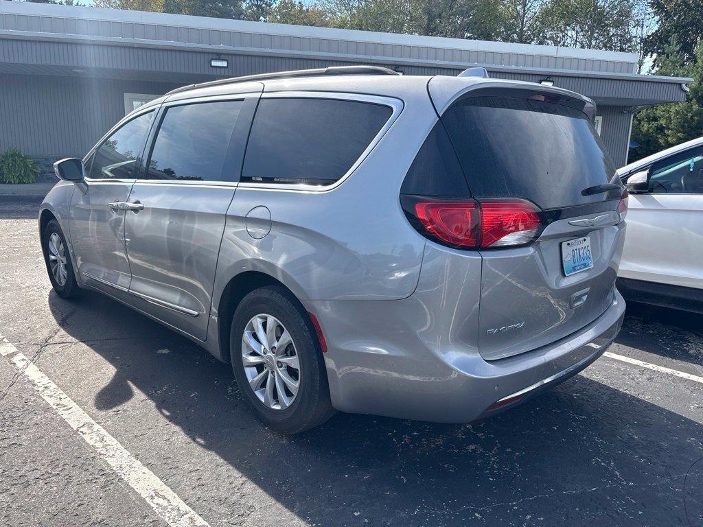 Chrysler Pacifica photo 3