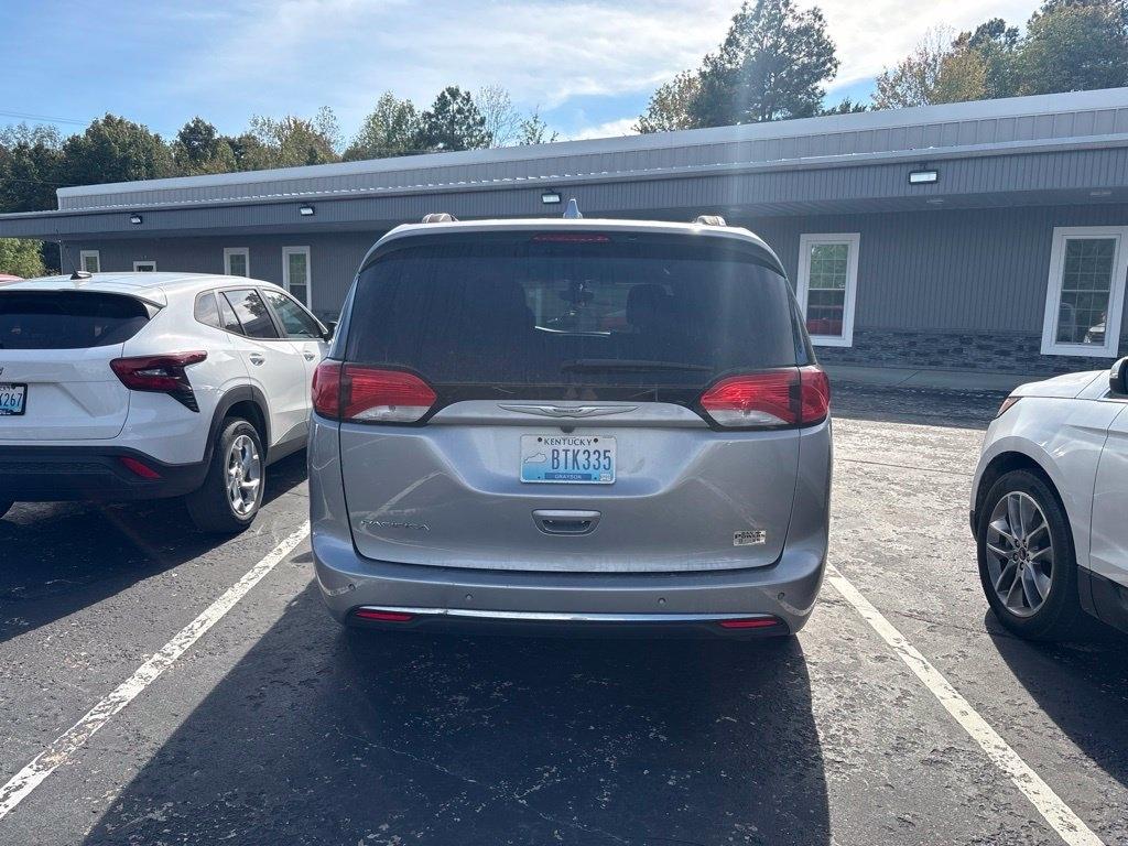 Chrysler Pacifica photo 4