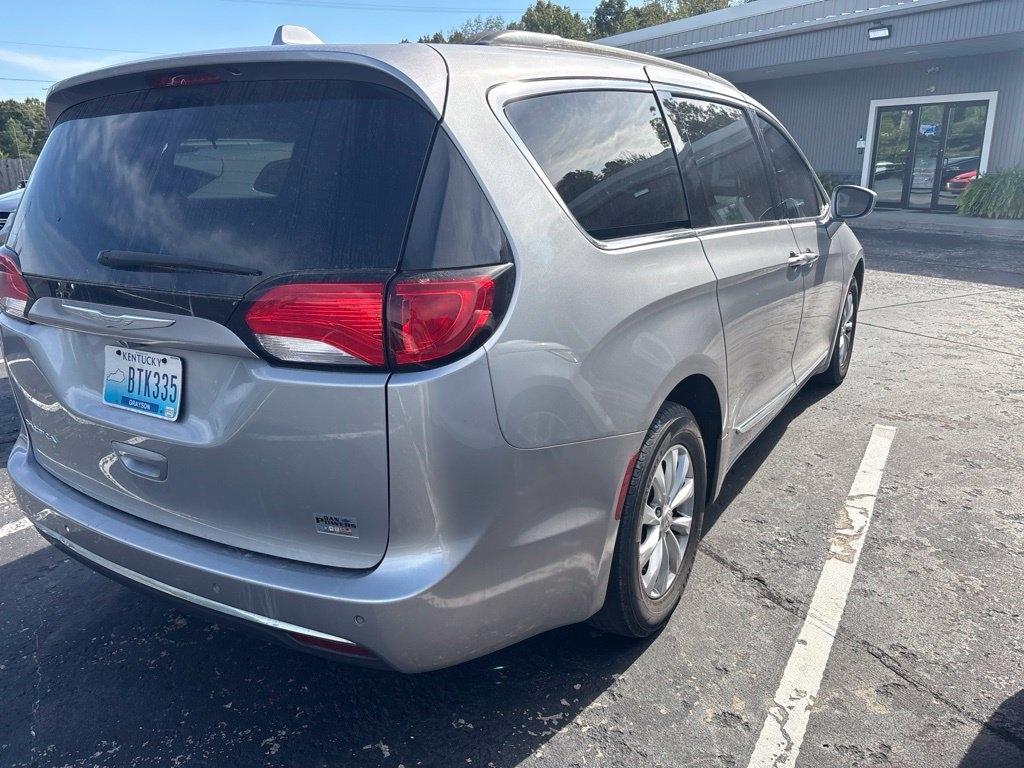 Chrysler Pacifica photo 5
