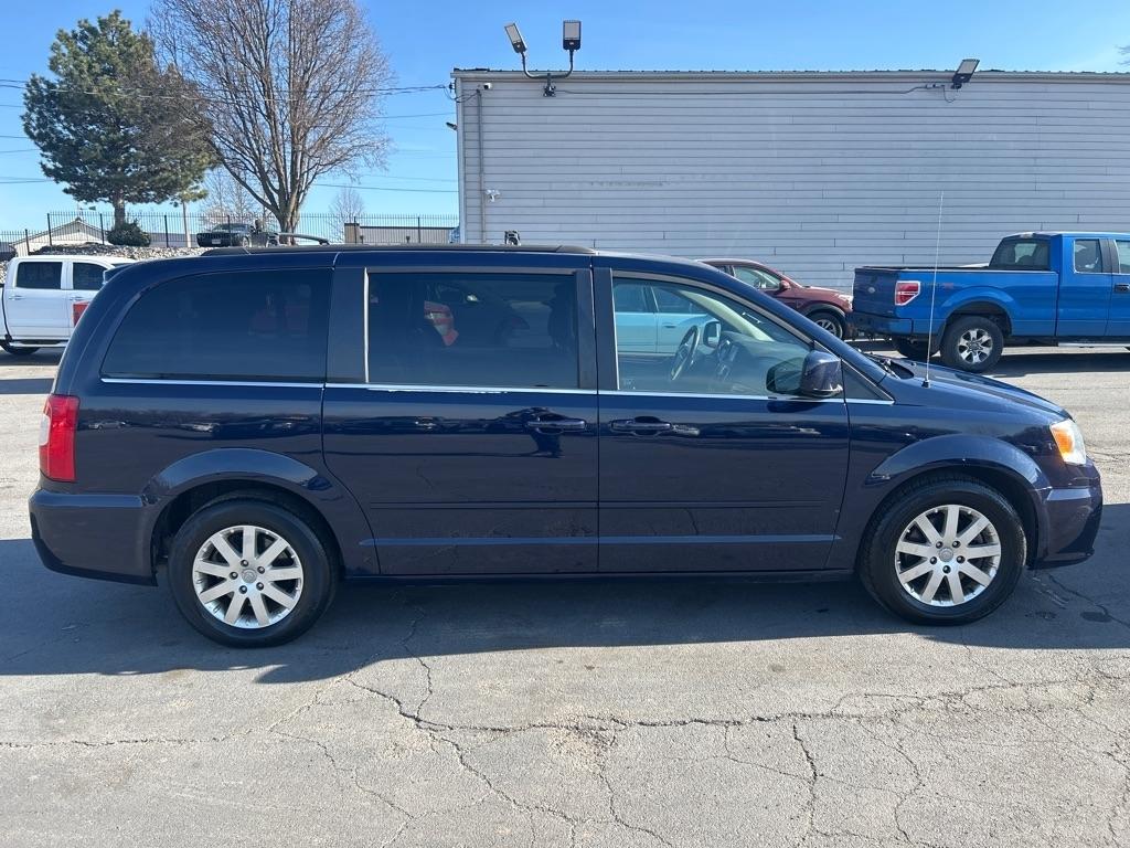 Chrysler Town & Country LX 2016