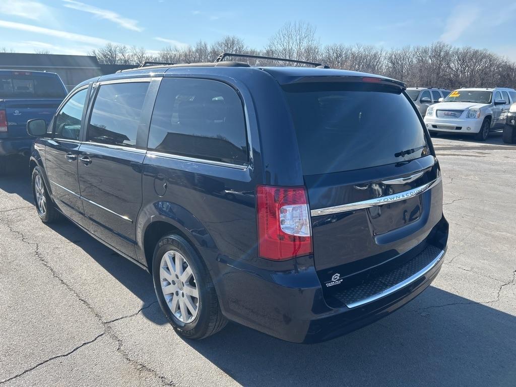 Chrysler Town & Country LX 2016