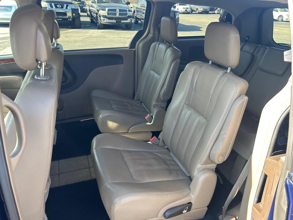 Chrysler Town & Country LX 2016