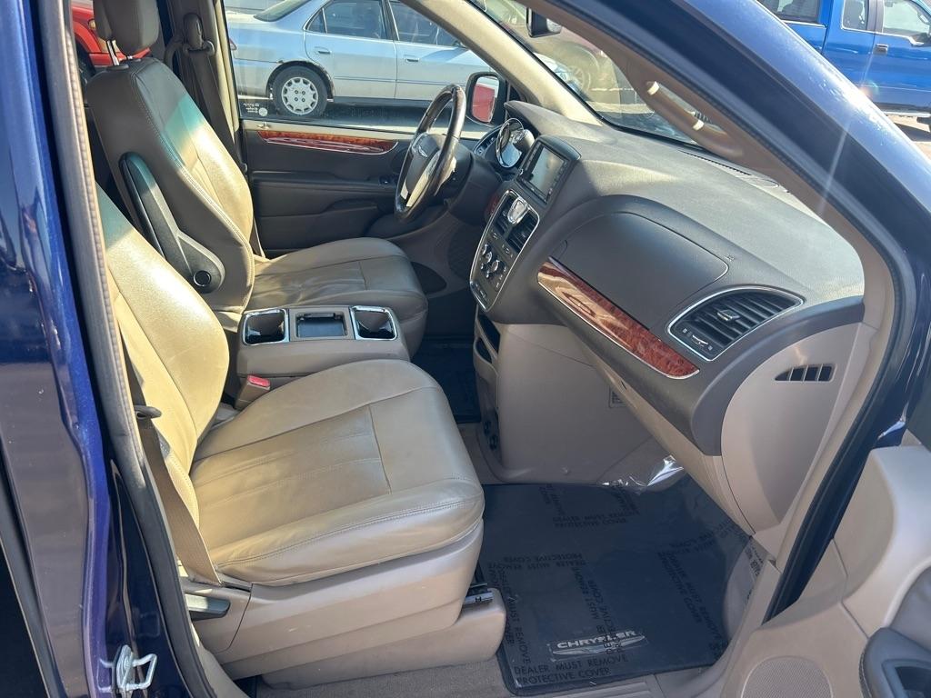 Chrysler Town & Country LX 2016