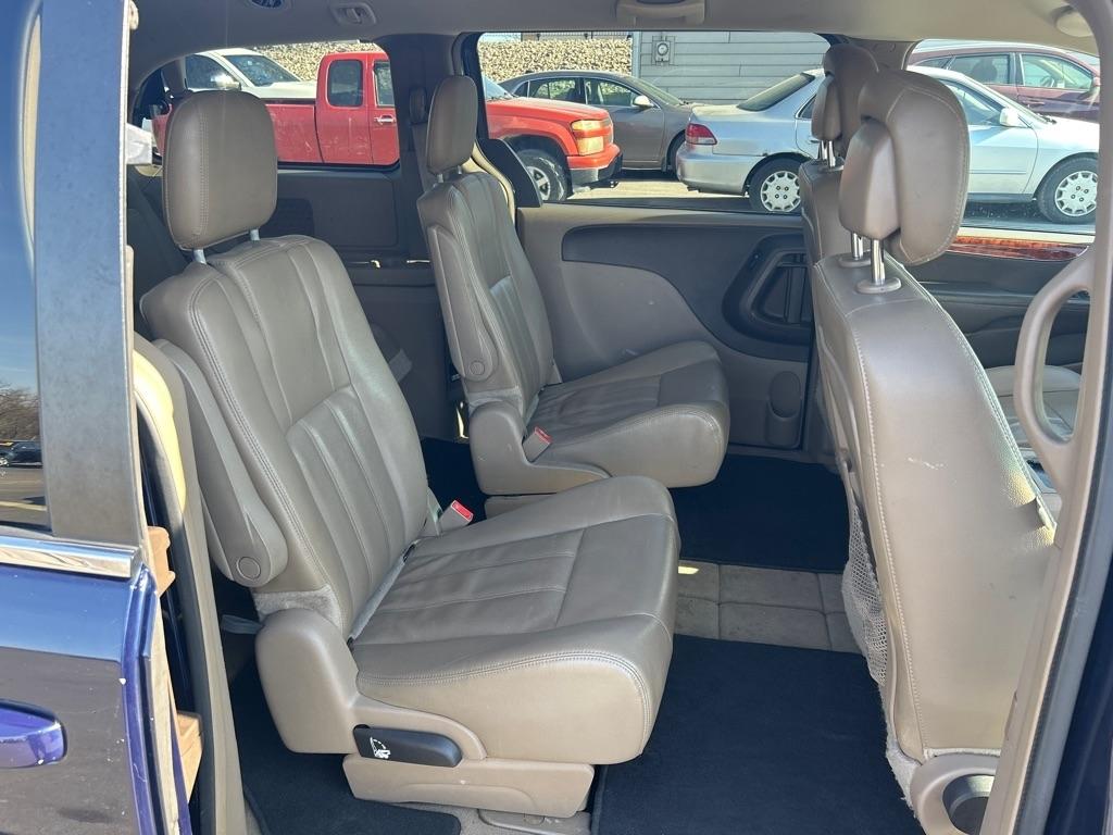 Chrysler Town & Country LX 2016