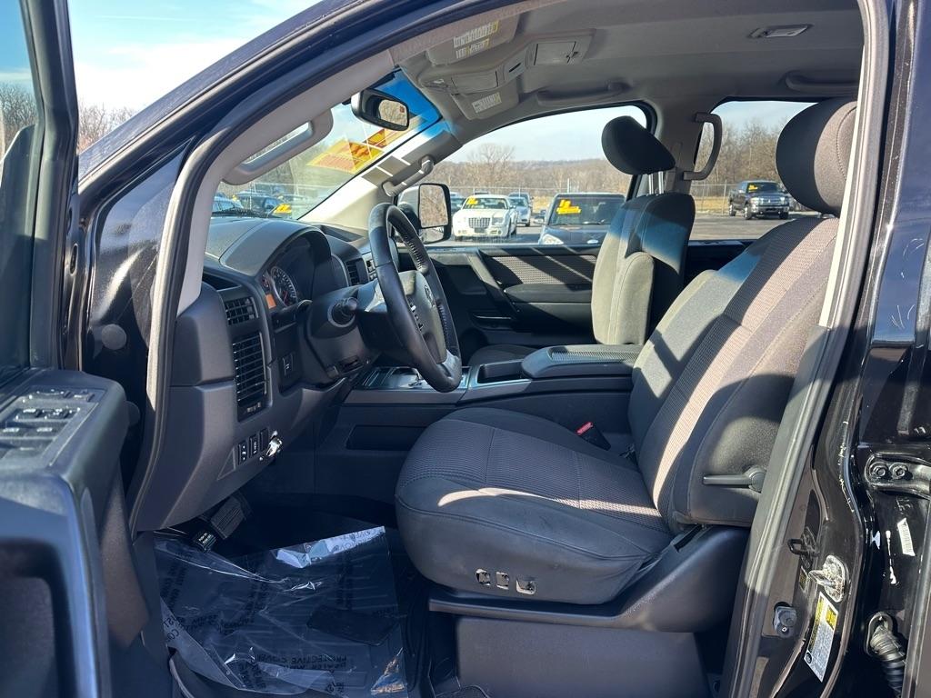 Nissan Titan SV Crew Cab 4WD 2012