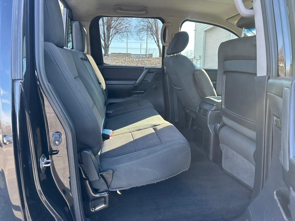 Nissan Titan SV Crew Cab 4WD 2012