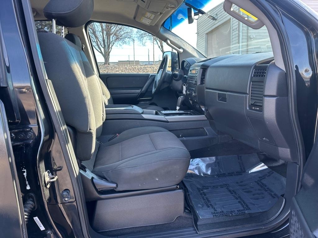 Nissan Titan SV Crew Cab 4WD 2012