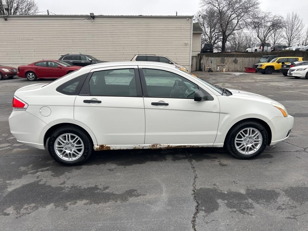 Ford Focus SE Sedan 2011
