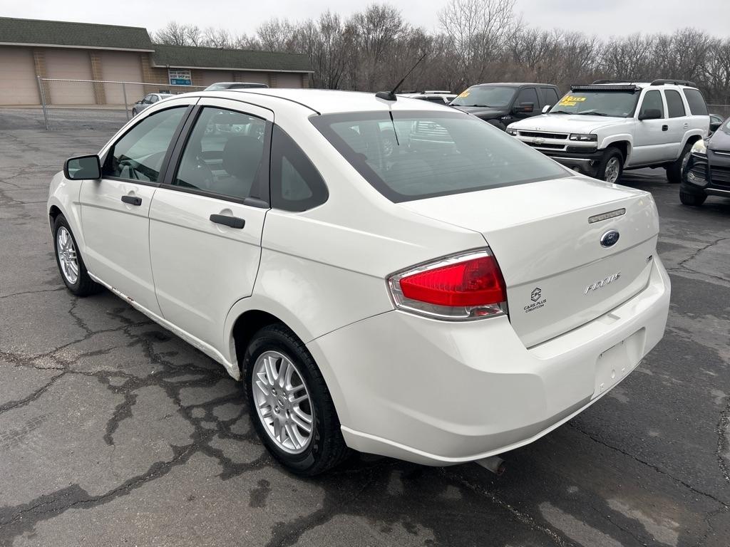 Ford Focus SE Sedan 2011