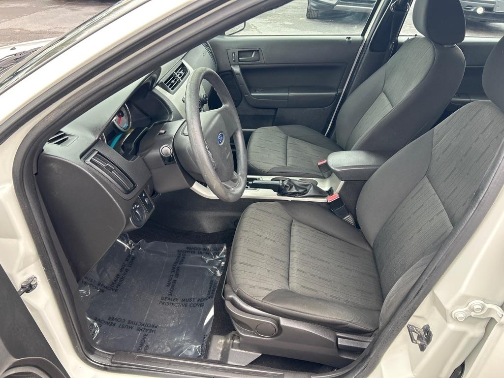 Ford Focus SE Sedan 2011