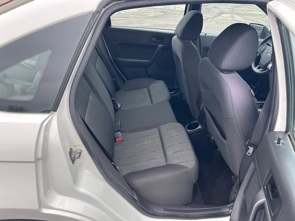 Ford Focus SE Sedan 2011