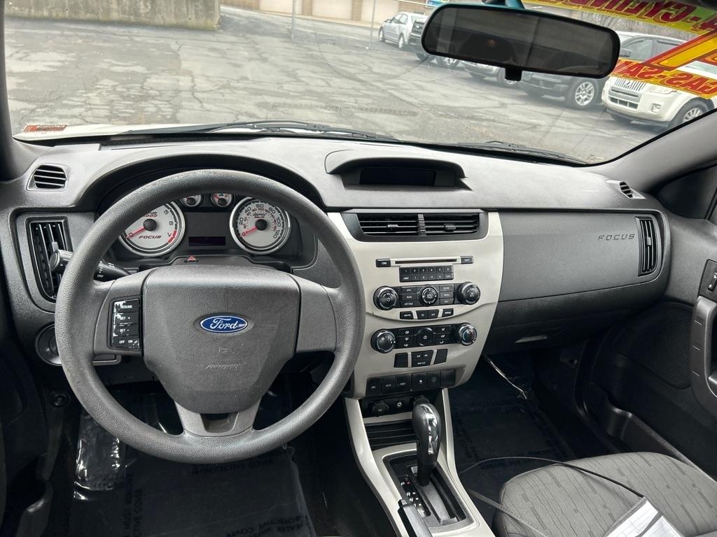Ford Focus SE Sedan 2011