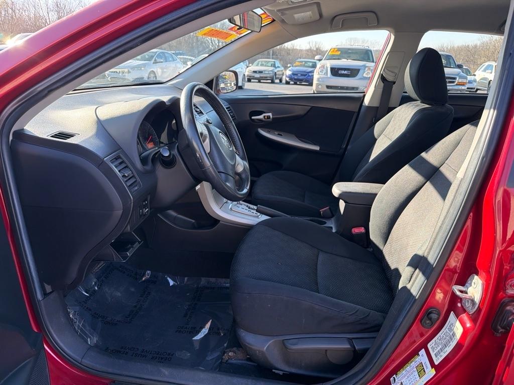 Toyota Corolla Base 5-Speed MT 2010