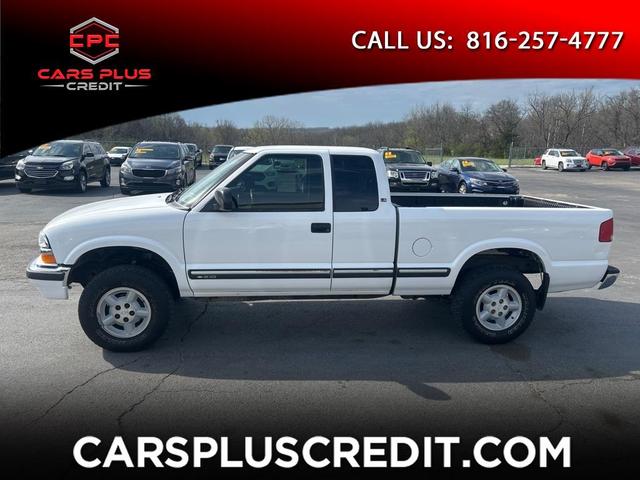 White 2003 Chevrolet S-10 LS Extended Cab 4WD Pickup Truck Four-Wheel Drive Automatic