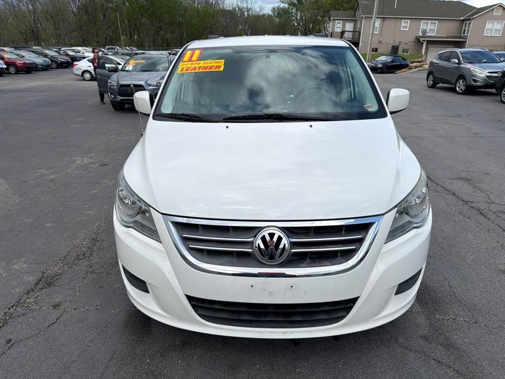 Volkswagen Routan SE 2011