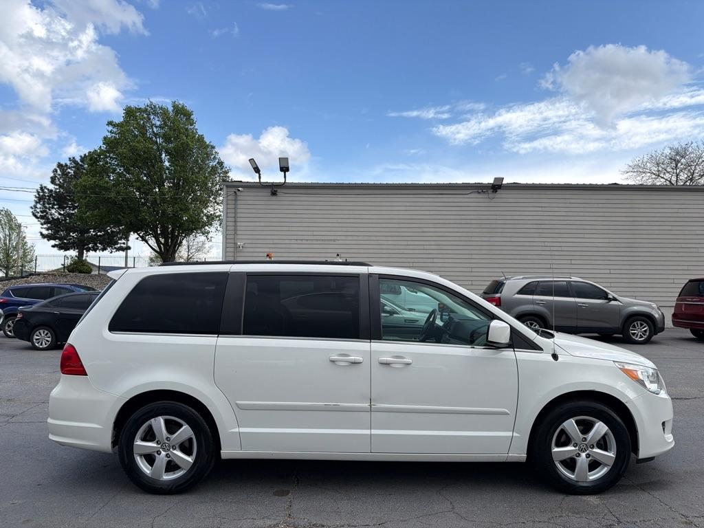 Volkswagen Routan SE 2011