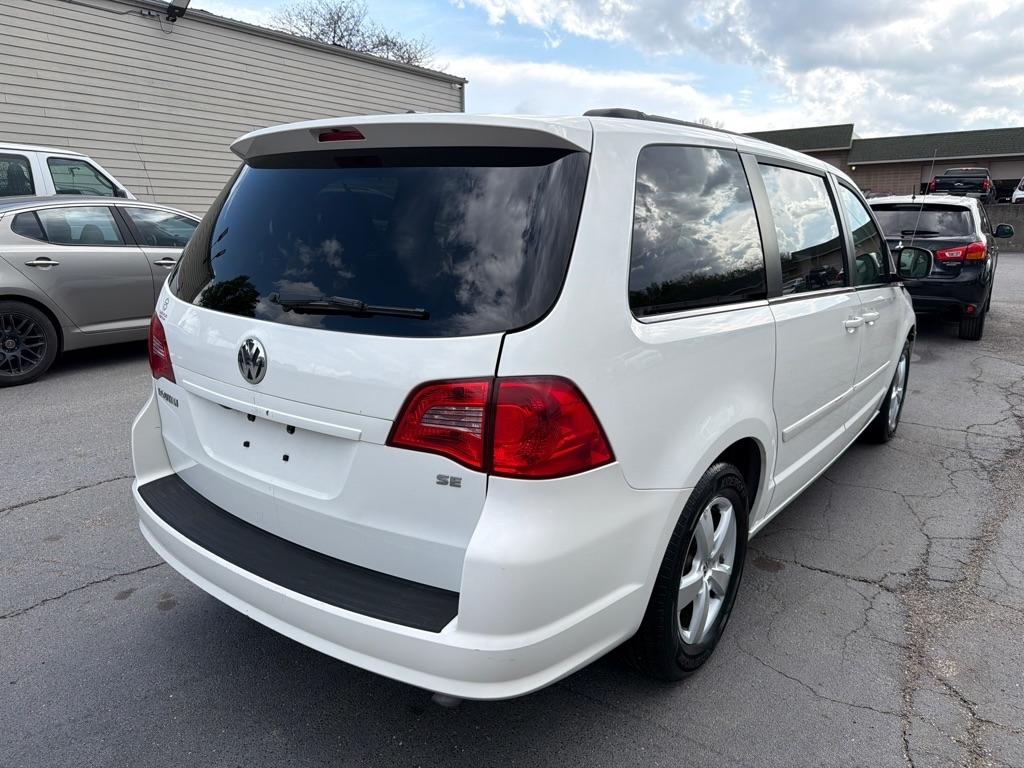 Volkswagen Routan SE 2011