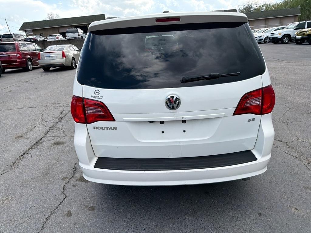 Volkswagen Routan SE 2011