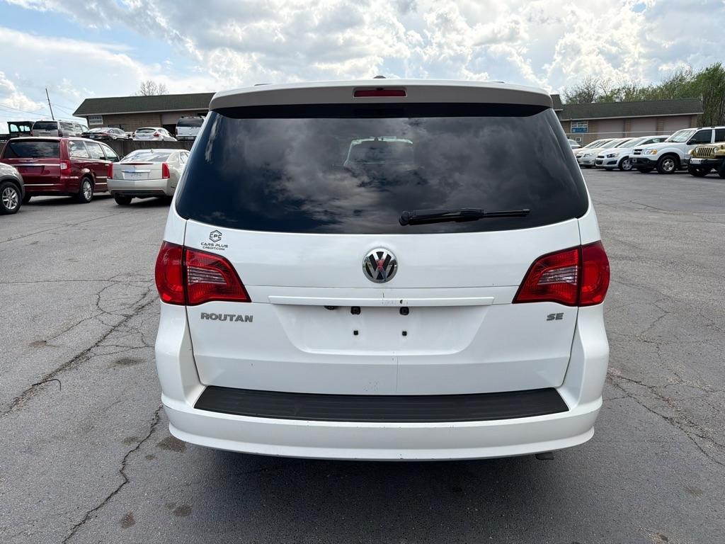 Volkswagen Routan SE 2011