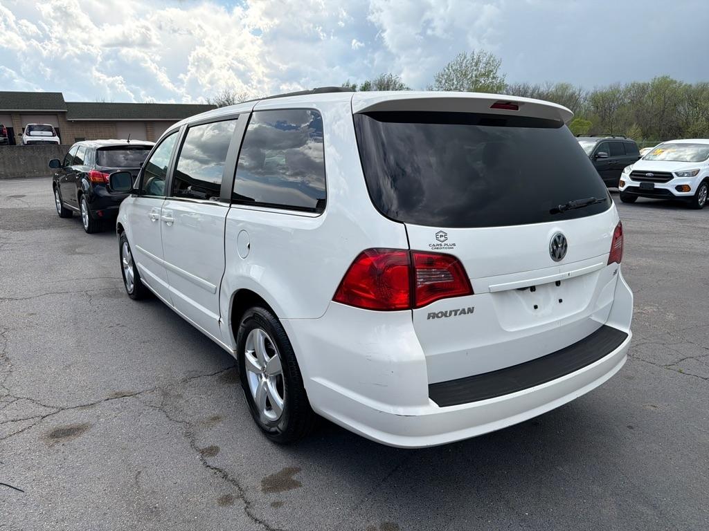 Volkswagen Routan SE 2011