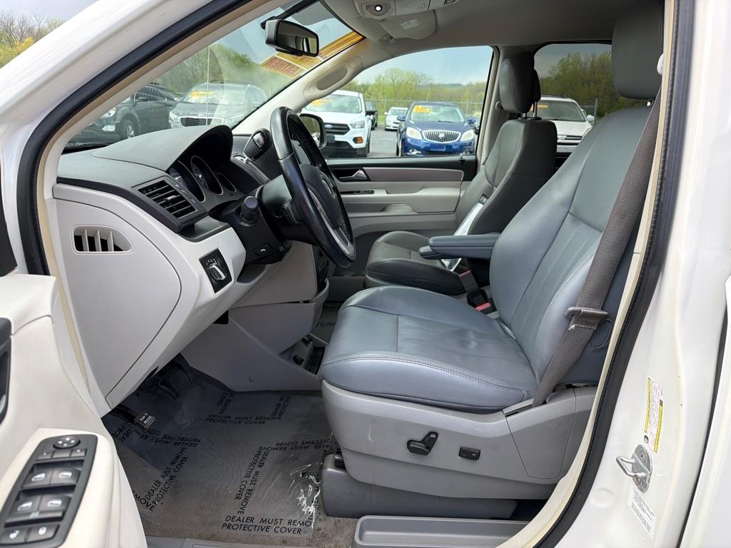 Volkswagen Routan SE 2011