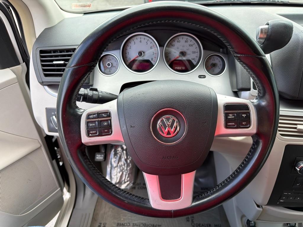 Volkswagen Routan SE 2011