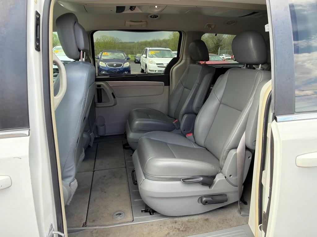 Volkswagen Routan SE 2011
