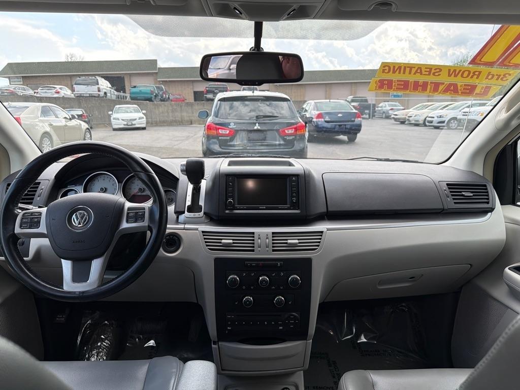 Volkswagen Routan SE 2011