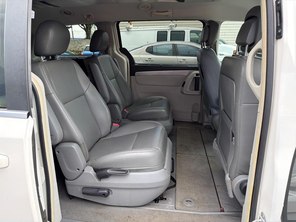 Volkswagen Routan SE 2011
