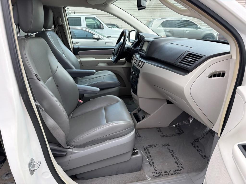 Volkswagen Routan SE 2011
