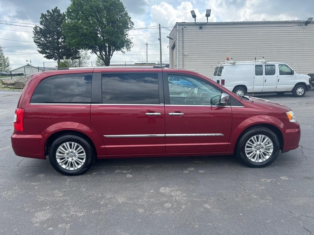 Chrysler Town & Country Limited 2013