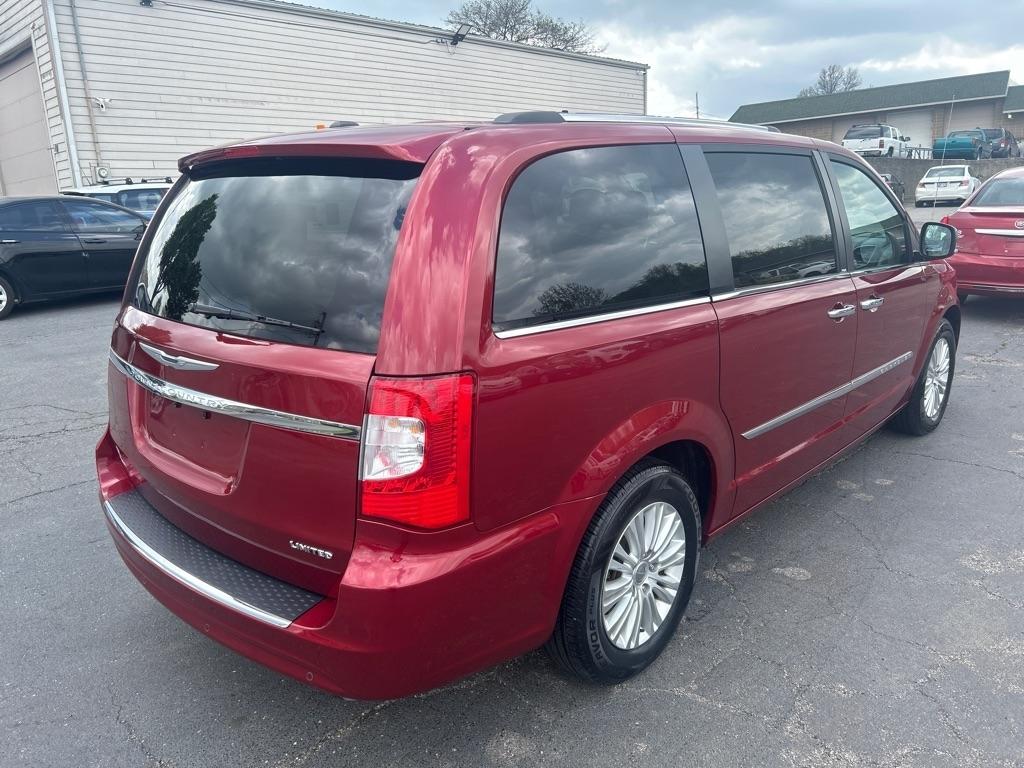 Chrysler Town & Country Limited 2013