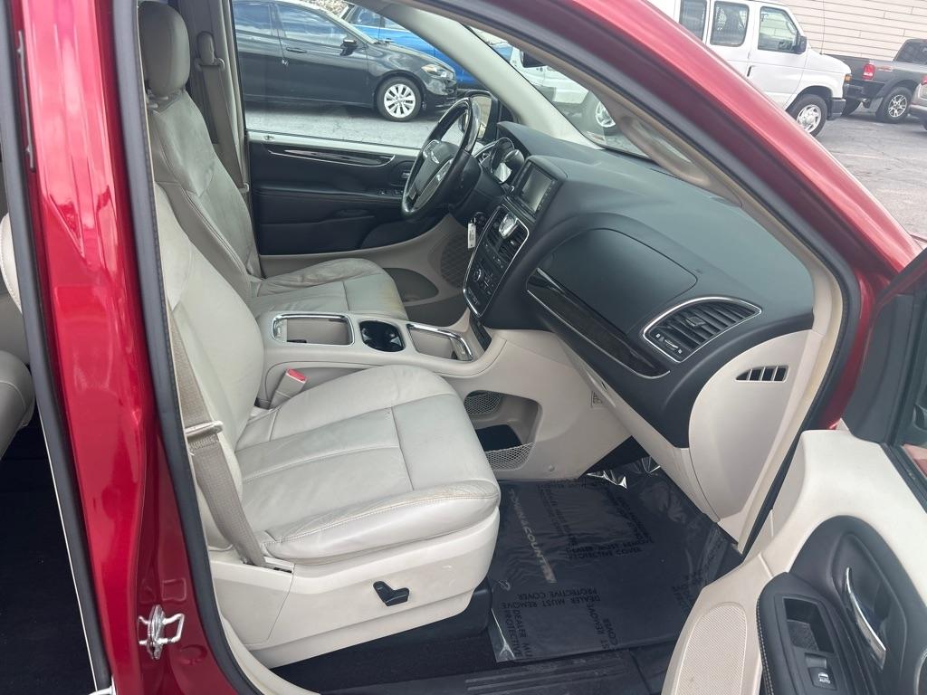 Chrysler Town & Country Limited 2013